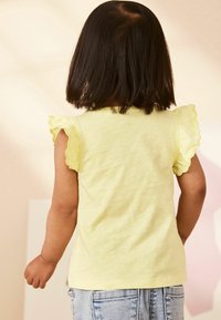Next SCALLOP-REGULAR FIT - Triko s potiskem - yellow