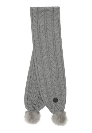 Écharpe grise en tricot avec motif en arête de poisson, ornée de deux pompons en peluche aux extrémités et d'une étiquette en tissu noir avec logo d'un côté.