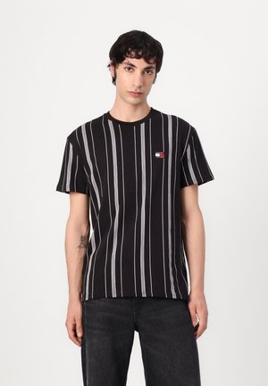 Zwarte T-shirt met korte mouwen, voorzien van verticale witte strepen, ronde halslijn en een klein logo op de borst. Casual fit, gemaakt van katoen.