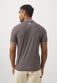 Grå polo t-shirt med et tekstureret mønster, der har en krave med kontrastkant og et lille logo på ryggen nær halsudskæringen.