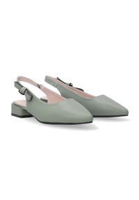 Groene leren slingback schoenen met een spitse neus en een lage blokhak. Voorzien van een strikaccent en een gladde textuur.