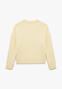 Maglione giallo lavorato a maglia, design cropped, collo e polsini a costine, texture morbida e spalle senza cuciture. Estetica pulita e minimalista.