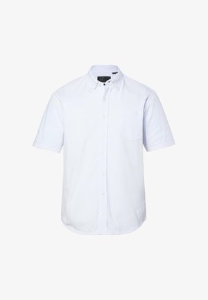 Chemise blanche à manches courtes avec col boutonné et poche poitrine unique sur un fond blanc uni.