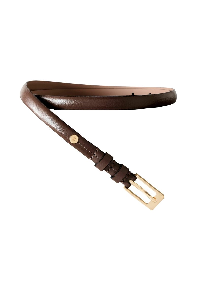 Ceinture en cuir marron avec boucle rectangulaire dorée et deux passants en cuir, présentée enroulée sur fond blanc.
