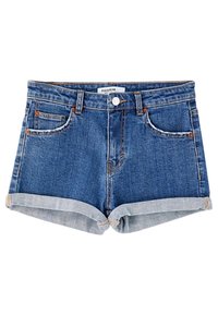 Pantalones cortos de mezclilla azul con puños enrollados, cierre de botón, trabillas para cinturón y bolsillos delanteros y un bolsillo pequeño. 