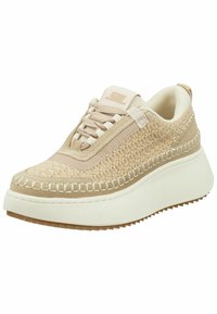 Beige sneakers med vævet tekstur, der har en bred hvid sål, kontrasterende syninger og en rund tådesign. Snørebånd strækker sig gennem øjerne.