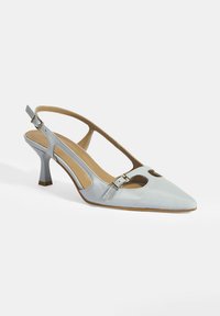 Helleblaue Leder-Slingback-Pumps mit spitz zulaufender Zehenpartie, Ausschnitt-Detail und verstellbarem Schnallenriemen. Mittlere Absatzhöhe.
