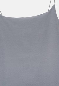 Débardeur gris en tissu doux et léger. Il possède de fines bretelles et une texture simple et lisse avec un design minimaliste.