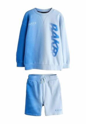 Hellblaues Sweatshirt und passende Shorts mit Farbverlauf, beide Teile mit dem Schriftzug "BAKER" bedruckt und Shorts mit Kordelzug in der Taille.