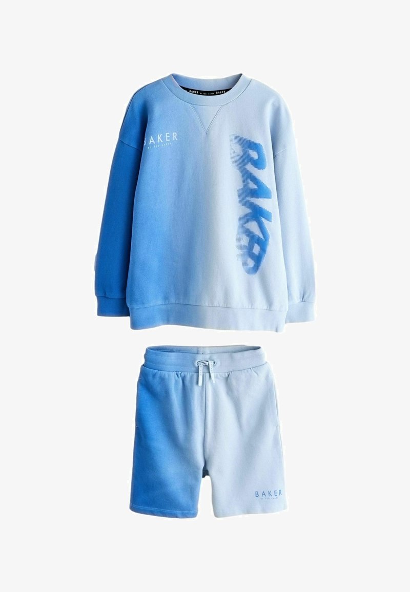 Ensemble sweat-shirt à dégradé bleu clair et short assorti avec le texte « BAKER » imprimé sur les deux pièces et taille à cordon sur le short.