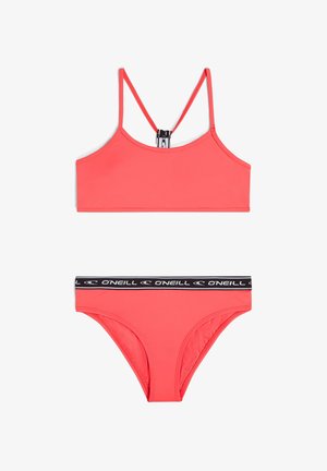 Conjunto de bikini coral com um top cropped de alças finas e costa cruzada, combinado com um fundo correspondente e uma faixa preta com marca.
