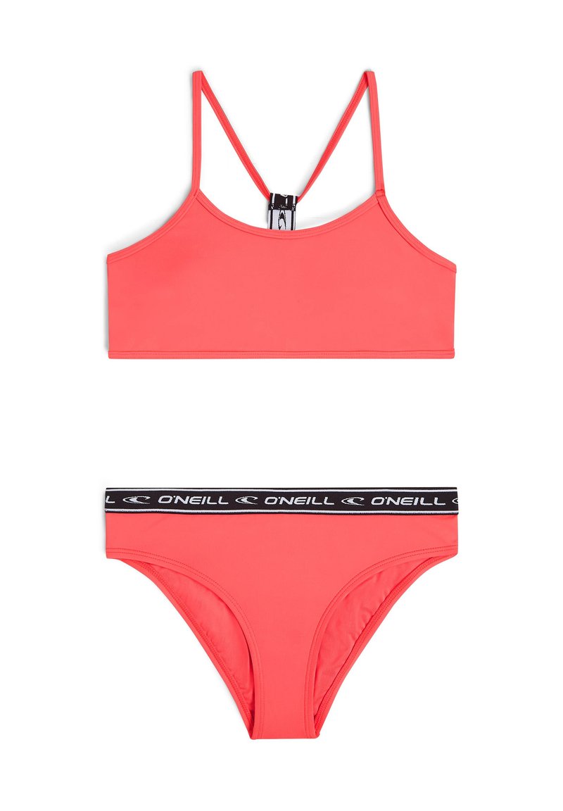 Set bikini corallo con top corto a spalline sottili e schiena incrociata, abbinato a slip coordinati e un cinturino nero con logo.