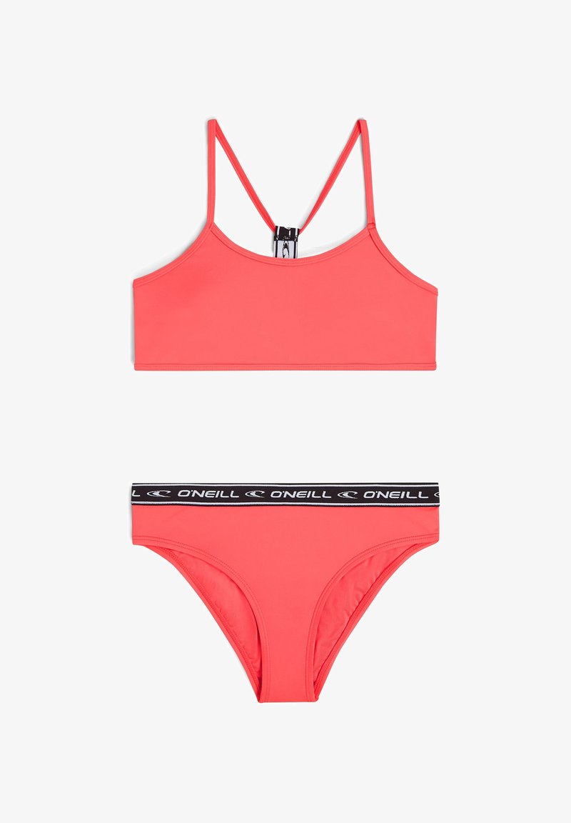 Ensemble de bikini corail comprenant un haut court avec de fines bretelles et un dos croisé, associé à un bas assorti et une taille élastique noire avec logo.