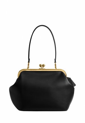 Sac à main en cuir noir avec cadre et fermoir en métal doré, doté d'une seule bandoulière noire et d'une petite étiquette latérale.