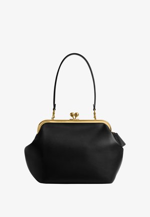 Sac à main en cuir noir avec cadre et fermoir en métal doré, doté d'une seule bandoulière noire et d'une petite étiquette latérale.
