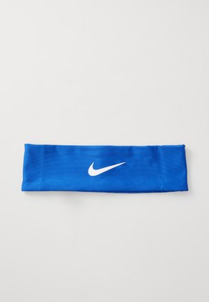 Modrá elastická čelenka z materiálu s hladkým povrchom a bielym logom Nike Swoosh, určená na športové použitie. Obdĺžnikový tvar.