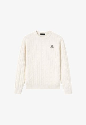 Witte kabelgebreide trui met lange mouwen, geribbelde manchetten en zoom, met een klein zwart geborduurd logo op de linkerbuste.