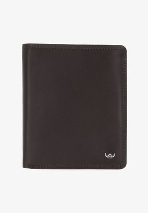 Portefeuille bifold en cuir marron foncé avec des coutures apparentes et un petit emblème argenté dans le coin inférieur droit.