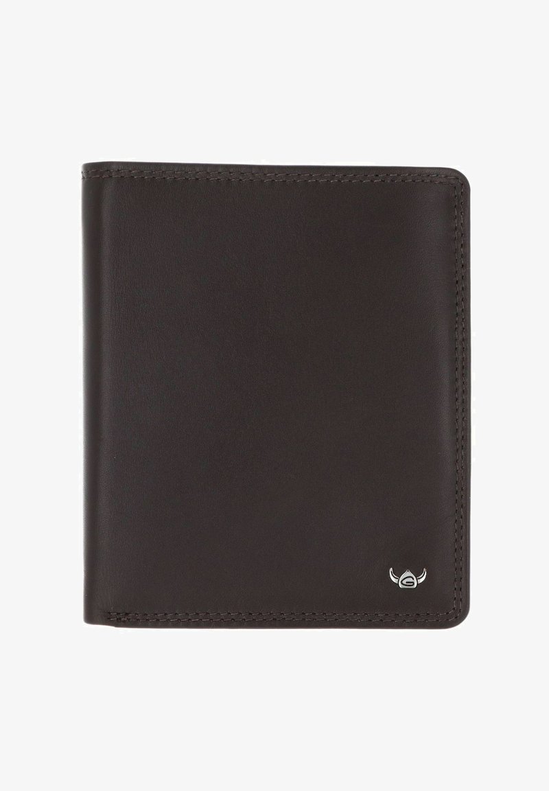 Portefeuille bifold en cuir marron foncé avec des coutures apparentes et un petit emblème argenté dans le coin inférieur droit.