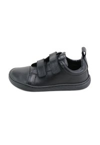 Zapatilla negra con parte superior de cuero liso, dos correas de velcro, puntera texturizada y suela de goma con un diseño simple.