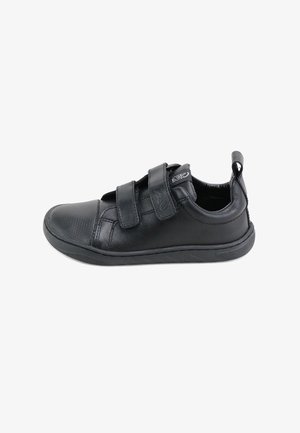 Zapatilla negra con parte superior de cuero liso, dos correas de velcro, puntera texturizada y suela de goma con un diseño simple.