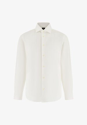 Weißes Hemd mit langen Ärmeln, spitzem Kragen und Knöpfen vorne, auf weißem Hintergrund präsentiert.