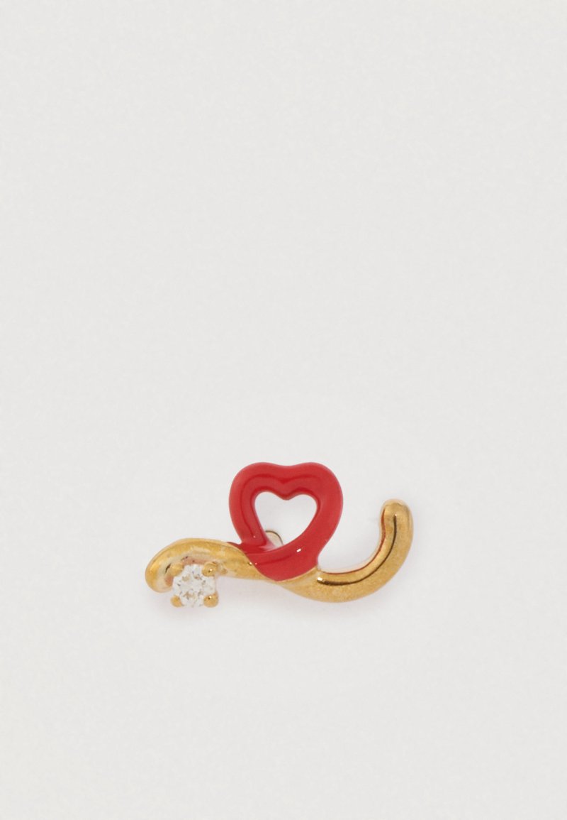 Piros szív alakú dizájn arany csavarral, átlátszó drágakő ékkővel. Sima textúra, fényes felülettel a szíven.