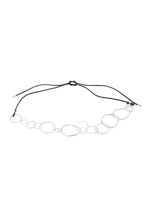 Collana con cordoncino nero e una serie di anelli argentati aperti, irregolari e di dimensioni variabili, collegati lungo un lato.