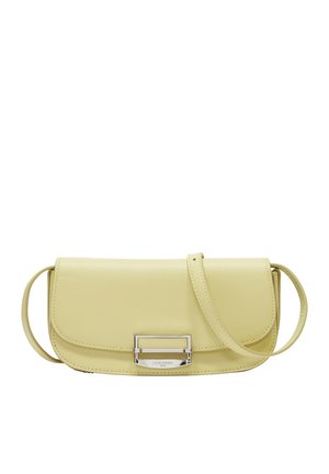 Gelbe Leder-Umhängetasche mit glatter Textur, rechteckiger Form und einem silbernen Verschluss. verfügt über einen abnehmbaren Riemen.