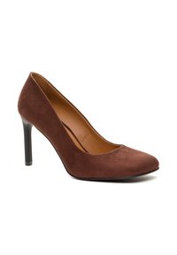 Zapatos de tacón alto de ante marrón con punta afilada, textura suave y un elegante tacón negro. El interior es de cuero marrón claro con un diseño minimalista.
