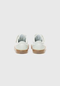 Ανοιχτό πράσινα sneakers Nike με υφή στη φτέρνα, καουτσούκ σόλα και διακριτική σήμανση. Διαθέτουν επενδεδυμένο εσωτερικό και λείο δερμάτινο εξωτερικό.