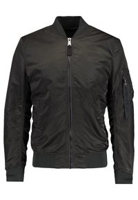 Schwarze Bomberjacke aus glattem, glänzendem Stoff. Verfügt über einen vorderen Reißverschluss, gerippten Kragen und Bündchen sowie Seitentaschen und eine Reißverschlusstasche am Ärmel.