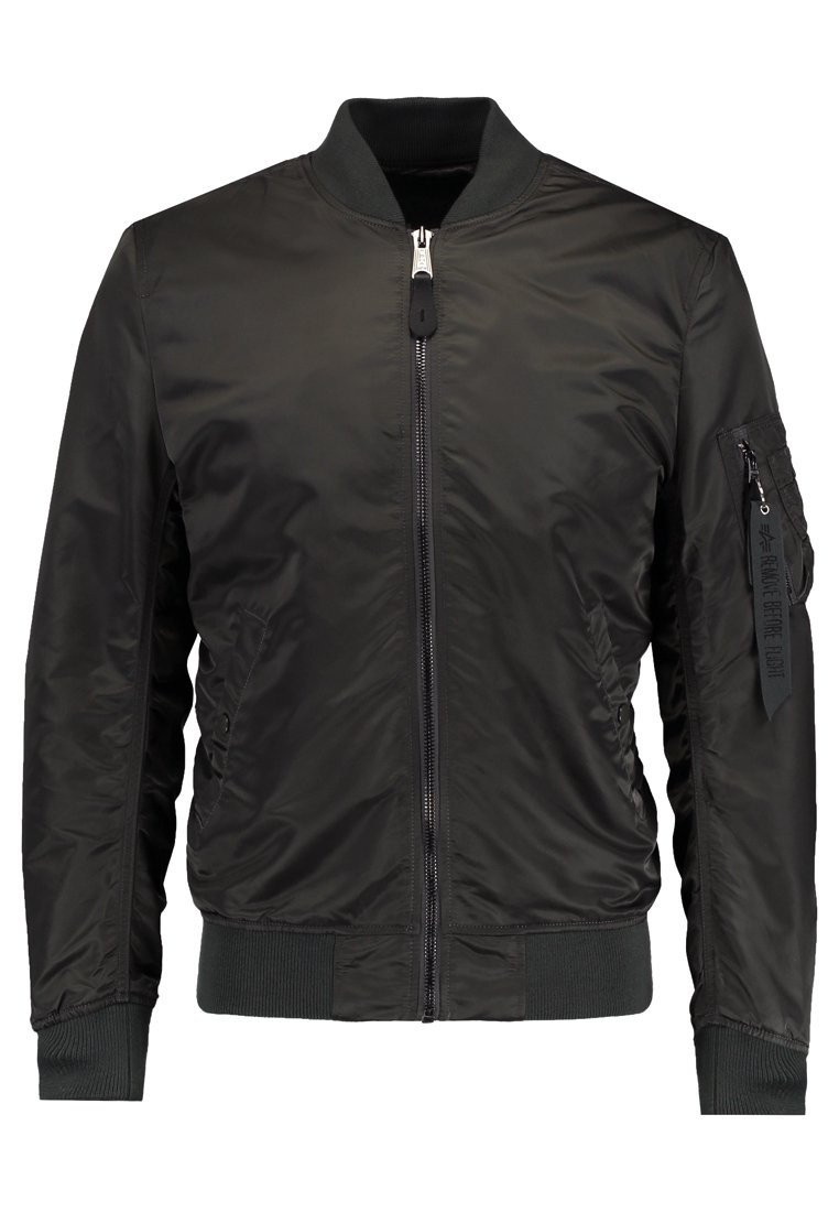 Schwarze Bomberjacke aus glattem, glänzendem Stoff. Verfügt über einen vorderen Reißverschluss, gerippten Kragen und Bündchen sowie Seitentaschen und eine Reißverschlusstasche am Ärmel.