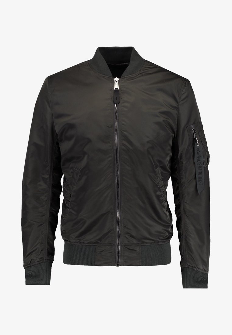 Schwarze Bomberjacke aus glattem, glänzendem Stoff. Verfügt über einen vorderen Reißverschluss, gerippten Kragen und Bündchen sowie Seitentaschen und eine Reißverschlusstasche am Ärmel.