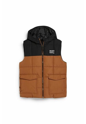 Gevoerde vest met een zwarte capuchon en een bruine body. Heeft twee voorzakken en een ritsluiting. De stof heeft een gladde textuur met stiksels.