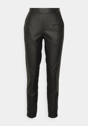 Pantalones de cuero negro con un corte ajustado, con una textura suave, trabillas para el cinturón y pliegues en la parte frontal para añadir estilo.