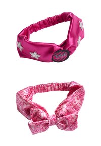Due fasce per capelli rosa: una in satin con stelle argentate e un'etichetta con il logo; l'altra è decorata con un motivo di testo e presenta un dettaglio a fiocco. Materiale morbido ed elastico.