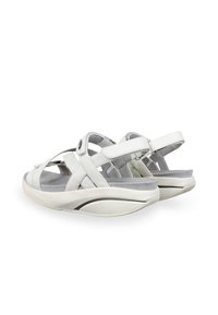 Sandalias de cuero blanco con correas cruzadas, plantillas suaves en gris, suelas blancas curvas y una línea de acento gris. Correa ajustable en el tobillo para mayor comodidad.