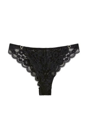 Svart spetsstringtrosa med blommönster, vågiga kanter och en liten hjärtdecor vid midjebandet. Mjuk, genomskinlig textur.