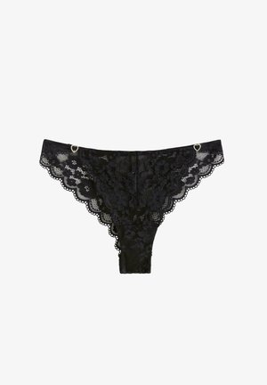 Svart spetsstringtrosa med blommönster, vågiga kanter och en liten hjärtdecor vid midjebandet. Mjuk, genomskinlig textur.