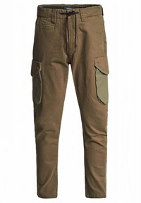 Brązowe spodnie cargo o slim fit, z elastycznym pasem, sznurkiem i dwiema bocznymi kieszeniami cargo z zielonymi akcentami materiałowymi.