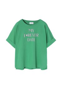 Camiseta de algodón verde con mangas cortas enrolladas y escote redondeado. En la parte delantera tiene un texto impreso en rosa que dice "MI CITA PARA SIEMPRE".