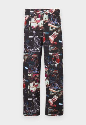 Melnas bikses ar basketbola attēlu kolāžu, galvenokārt attēlojot spēlētāju sarkanas krāsas krekliņā. Gluda auduma tekstūra ar kontrastējošām spilgtām grafikām.