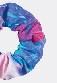 Wielokolorowa gumka do włosów z gradientem różu, niebieskiego i fioletowego. Wykonana z miękkiego, elastycznego materiału o gładkiej fakturze.