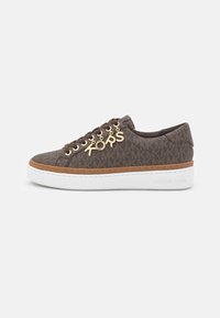 Sneaker marrone Michael Kors con motivo a logo MK, ciondoli in lettere dorate sulle stringhe e suola spessa bianca con nome del marchio in rilievo.