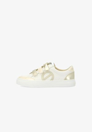 Witte sneakers met gouden accenten, met een soepel leren buitenkant, drie klittenbandsluitingen en een gestructureerde rubberen zool.