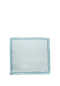 Kwadratowy jedwabny szalik w jasnoniebieskim kolorze z geometrycznym wzorem, wykończony ciemnoniebieskim brzegiem, gładka tekstura oraz metka marki w rogu.