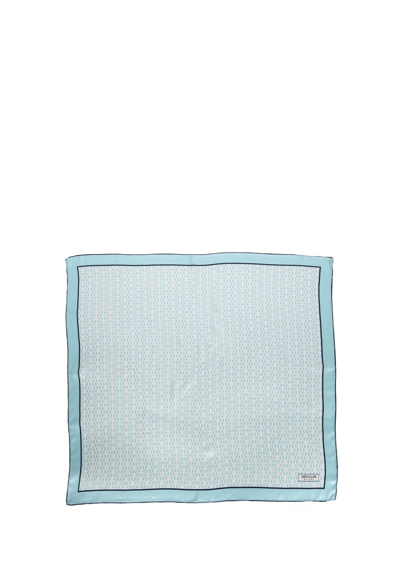 Kwadratowy jedwabny szalik w jasnoniebieskim kolorze z geometrycznym wzorem, wykończony ciemnoniebieskim brzegiem, gładka tekstura oraz metka marki w rogu.