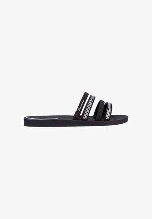 Schwarze Sandale mit drei Riemen, zwei davon mit silbernen Kettendetails verziert und eine mit dem Markennamen "Ipanema."