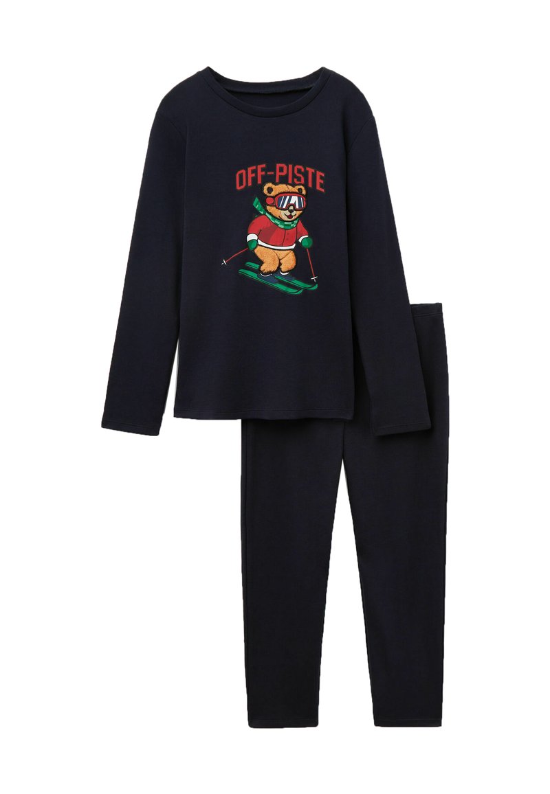 Námořnický pyžamový set obsahuje dlouhý rukáv s grafikou medvěda a textem "OFF-PISTE" a odpovídající kalhoty. Měkká látka, volnější střih.